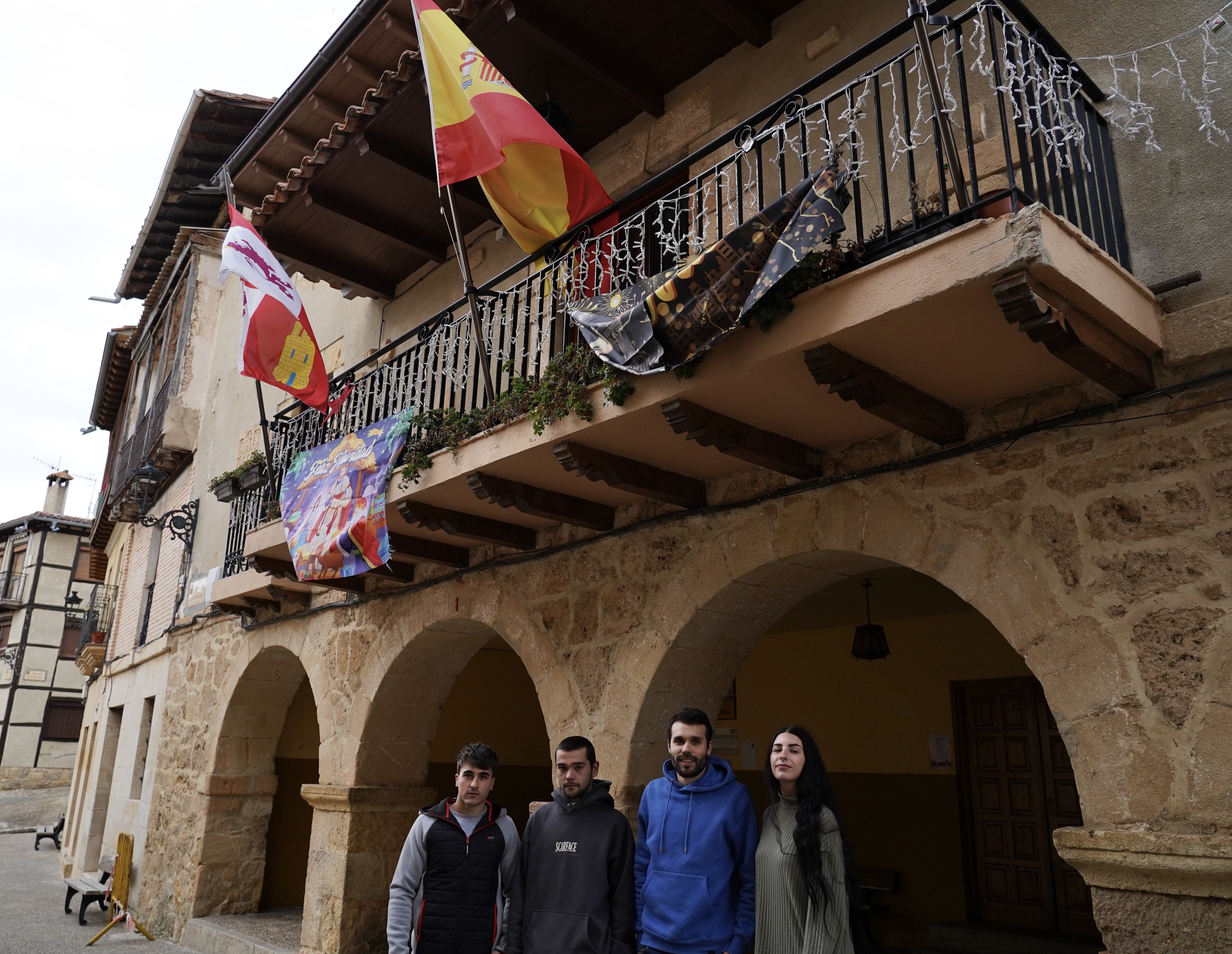 Los cuatro jóvenes posando frente el Ayuntamiento de Frías