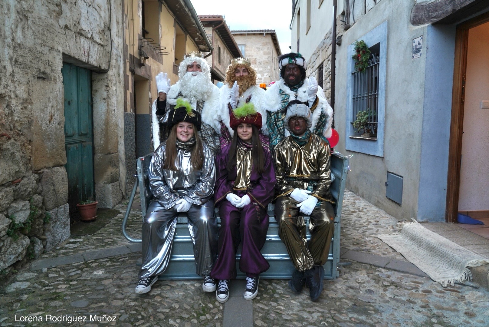 Fotografía de los Reyes magos junto a los Pajes encima de la carroza.