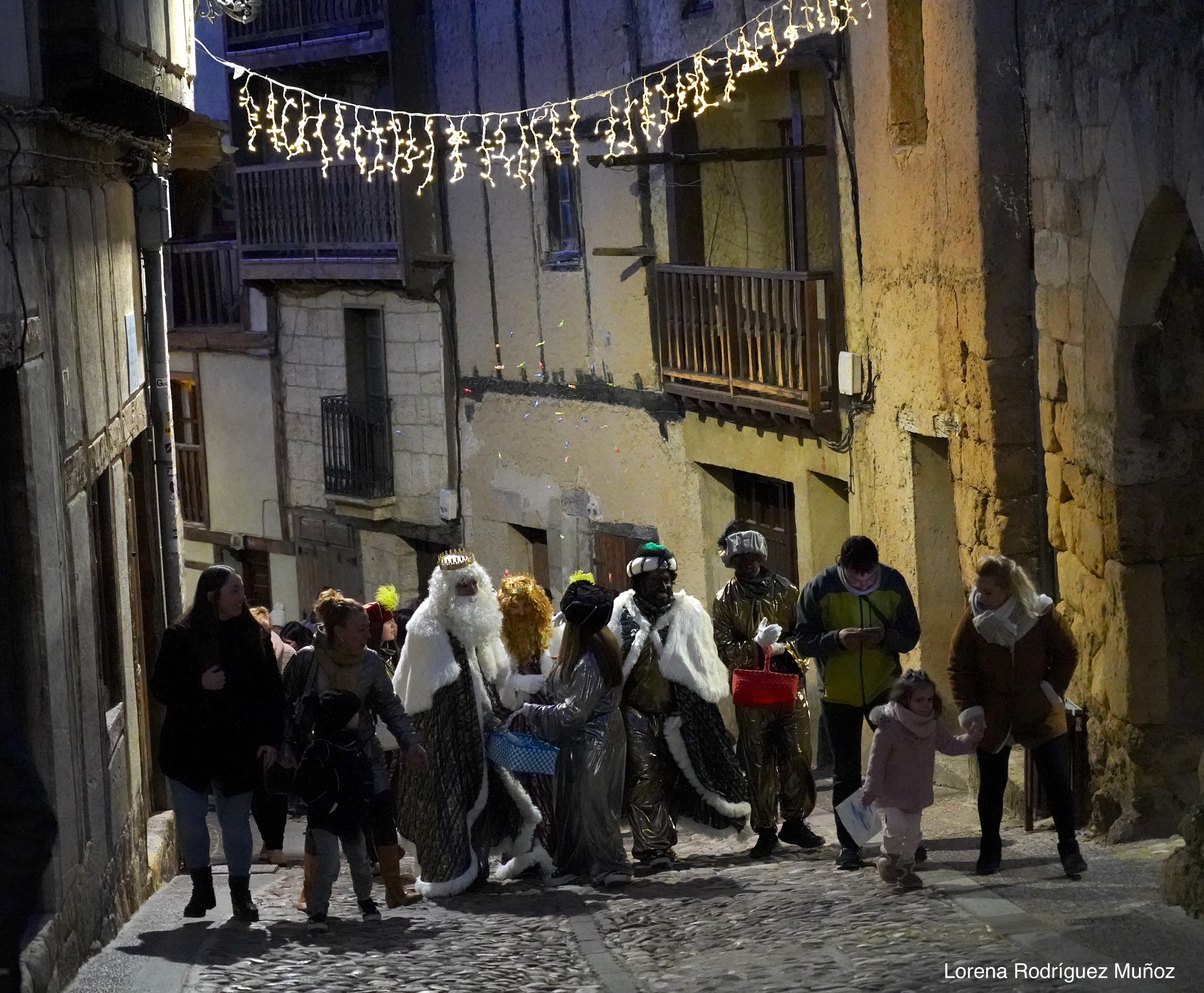 Fotografía de la subida con los Reyes Magos lanzando caramelos camino a la Iglesia de San Vicente Mártir.