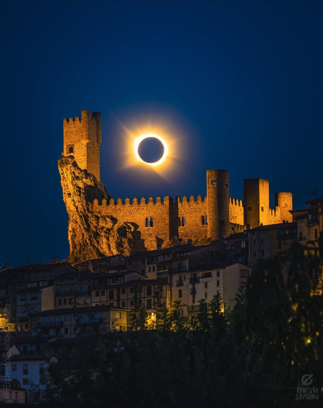 El eclipse total deja una imagen inolvidable en Frías